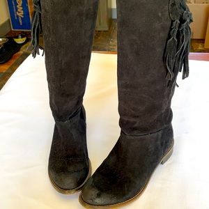 Black boot with fringe size 71/2. These are slouchy boots